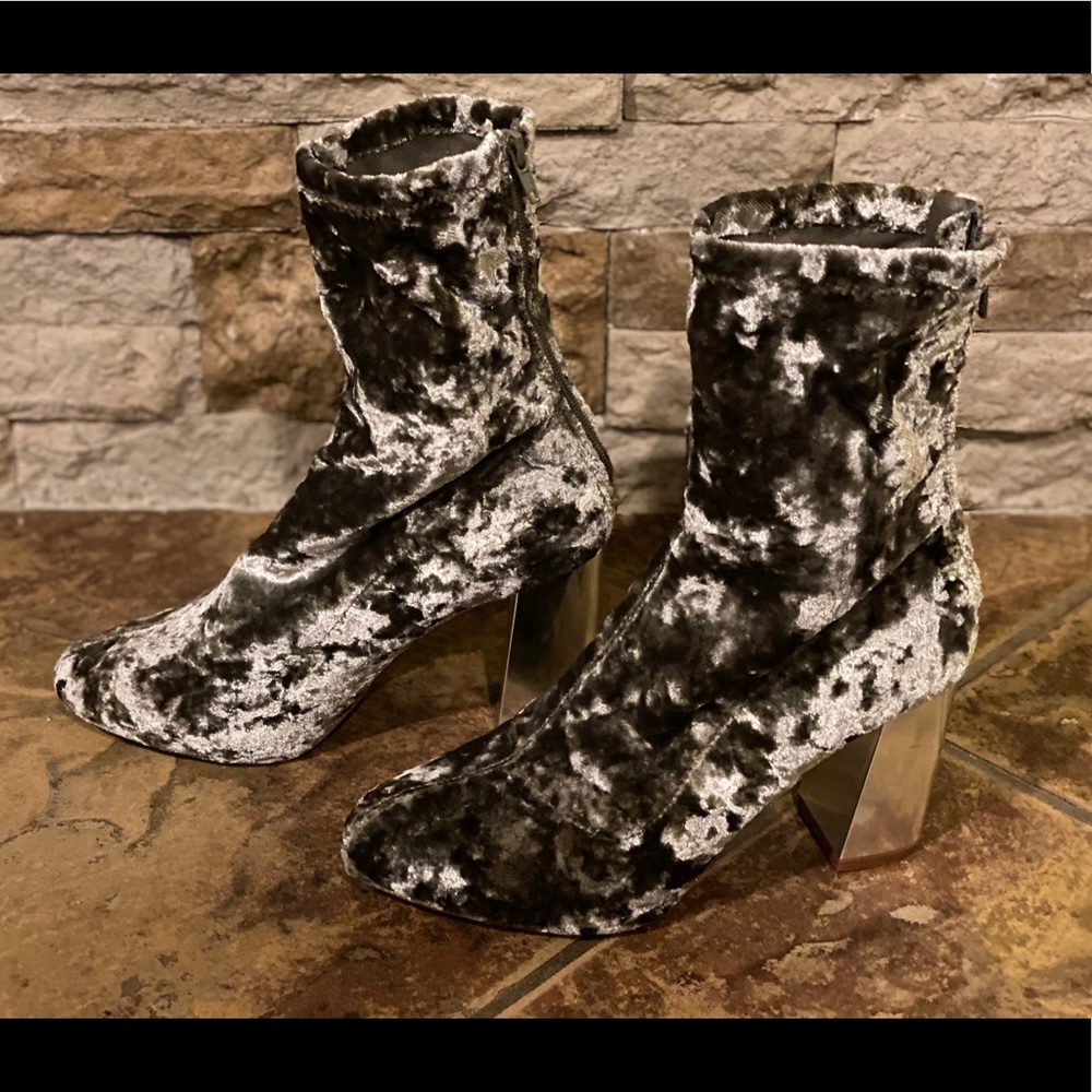 Women’s velvet ankle boots in size 6/39